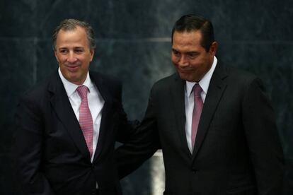 Luis Enrique Miranda (d), nuevo secretario de Desarrollo Social en México.