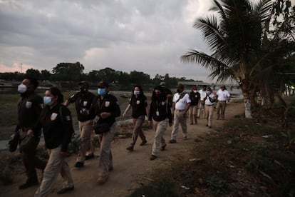 Agentes de inmigración mexicanos caminan hacia un punto de acceso al río Suchiate, la frontera natural entre Guatemala y México, cerca de Ciudad Hidalgo, México.
