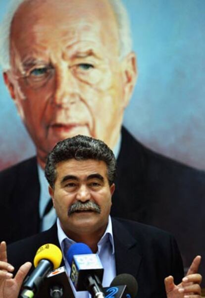 El nuevo líder laborista, Amir Peretz, ante un retrato de Isaac Rabin.