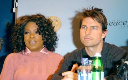 En la primavera de 2005 Tom Cruise concedió a Oprah una de las entrevistas más célebres de la carrera de la presentadora (y una de las más comentadas de la historia de la televisión, a secas). En plena promoción de 'La guerra de los mundos', dirigida por Steven Spielberg, Cruise prefirió optar por el amor. Pero con brusquedad. Para explicar a Oprah que estaba enamorado (de la actriz Katie Holmes, con quien se casaría un año después en Roma) el actor se levanta, alza los puños, da puñetazos al aire, mete su cabeza entre las rodillas, se acuesta en el sofá, se arodilla ante Oprah y salta sobre el sofá (varias veces). Oprah, cada vez más encogida en su esquina por si el entusiasmo de Tom con los puños acaba alcanzándola, no deja de musitar "¡Está loco, está loco!". Y no puede evitar que Tom la acabe abrazando, agarrando por las manos y, al final, que casi literalmente empuje a Katie al interior del plató. Lo de menos, en medio de todo esto, es lo que dijo. Esta es una de esas entrevistas que apelan al poder de la imagen: se puede ver y entender, literalmente, sin volumen.