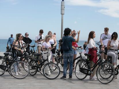 Turistas pasean en bicicleta el pasado martes en Barcelona.