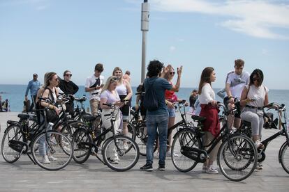 Turistas pasean en bicicleta el pasado martes en Barcelona.