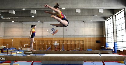 Roxana Popa, en primer plano, y María Paula Vargas ensayan sus ejercicios en la barra de equilibrio.