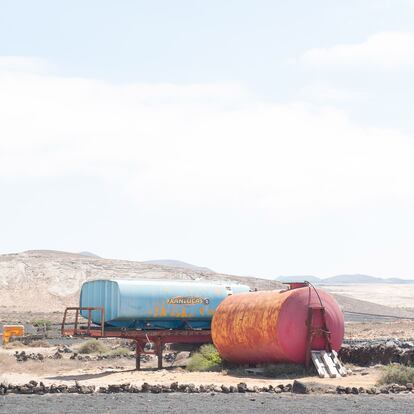 Lanzarote. Cubas en las afueras de Teguise.