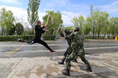 Policía fronteriza de China participa en un simulacro antiterrorista cerca de la frontera de Baketu en Tacheng, Región Autónoma Uigur de Xinjiang (China).