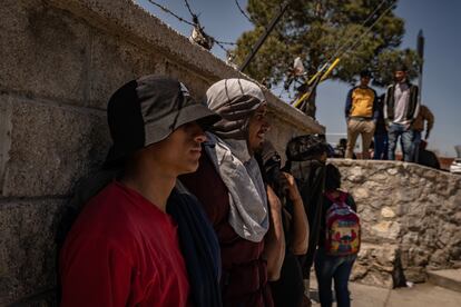 Muchos de los familiares de las víctimas del incendio permanecen a las afueras del centro del INM para recibir cualquier tipo de información sobre sus parientes. En la imagen, migrantes en los alrededores del INM de Ciudad Juárez. 
