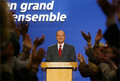 Jacques Chirac recibe el apoyo de sus simpatizantes tras conocer los primeros resultado de las elecciones.