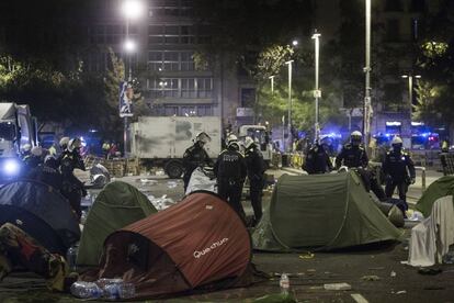 Desalojo de la acampada de la Plaza Universidad de la Guardia Urbana de Barcelona.