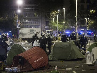 Desalojo de la acampada de la Plaza Universidad de la Guardia Urbana de Barcelona. 