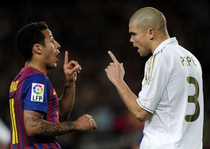 Thiago y Pepe discuten durante el cl&aacute;sico.