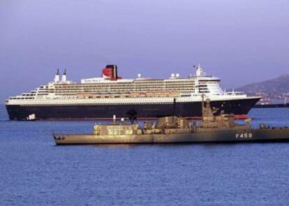 El crucero <i>Queen Mary 2,</i> atracado en el puerto del Pireo.