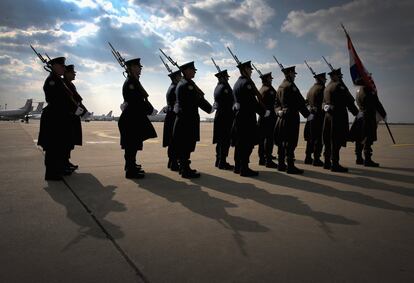 Soldados croatas esperan la llegada del principe Carlos de Gales y la duquesa Camila de Cornualles al aeropuerto internacional de Zagreb, en la visita oficial a Croacia.