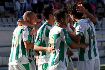 Los jugadores del Córdoba celebran un gol frente al Xerez.