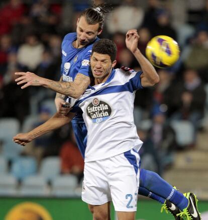 El defensa brasileño del Deportivo Claudiano Bezerra 'Kaká' (31 años, cedido por el Videoton) pelea un balón con el defensa del Getafe Alexis Ruano, en su debut con el onjunto gallego.