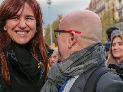 La diputada Laura Borràs (izq.) junto al abogado Gonzalo Boye (der.).