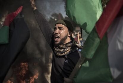 Manifestantes palestinos cantan consignas, durante una protesta contra el plan de paz para Oriente Próximo de Estados Unidos, en Gaza, el lunes 28 de enero.