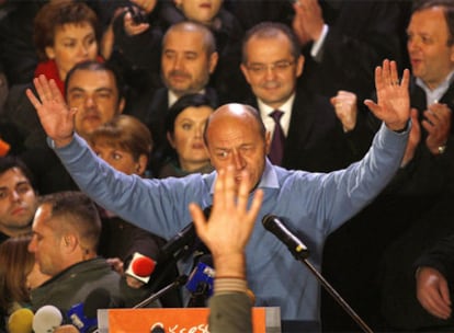 El presidente de Rumania, Traian Basescu, clama victoria poco después del cierre de las urnas.
