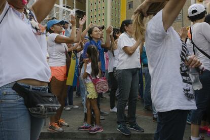 Una mujer escucha el discurso de Juan Guaidó en Caracas.