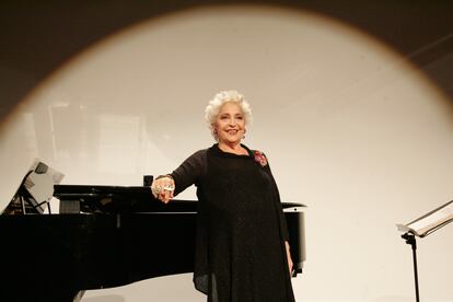 La artista, en el auditorio del Museo del Prado en 2007. La cantante fue galardonada con el premio Príncipe de Asturias de las Artes en 1991, junto a seis cantantes líricos más (Montserrat Caballé, Pilar Lorengar, Victoria de los Ángeles y los tenores José Carreras, Plácido Domingo y Alfredo Kraus).