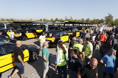 Decenas de taxitas se concentraron esta mañana en la parada que tienen reservada en la Terminal 2 del Aeropuerto de Barcelona, para decidir conjuntamente en asamblea las acciones de protesta que llevarán a cabo durante la segunda jornada de huelga del sector en Barcelona.