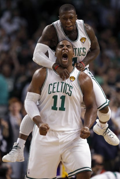 Nate Robinson celebra la victoria saltando sobre Glen Davis.