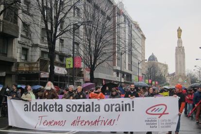 Imagen de la cabecera de la manifestación convocada por los promotores de la Carta de Derechos Sociales de Euskal Herria.