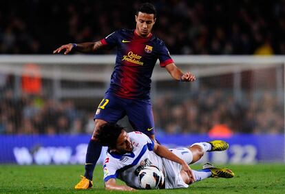 Thiago Alcantara con Abel Aguilar.