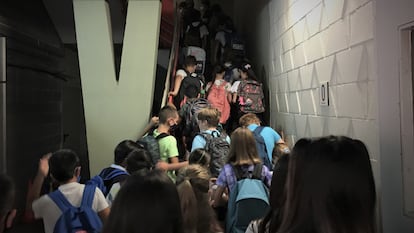 Un grupo de alumnos de camino a clase, en un instituto de Barcelona.