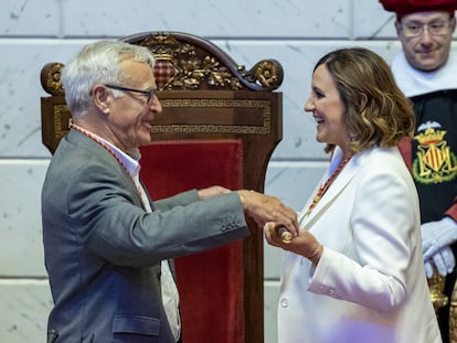 Joan Ribó el día en el que cedió la vara de mando a la nueva alcaldesa del Ayuntamiento de Valencia, María José Catalá.