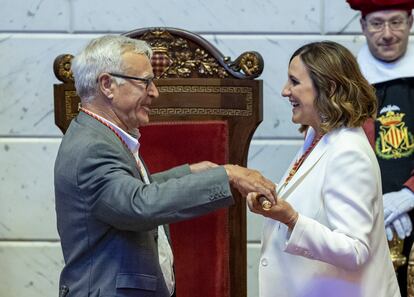 Joan Ribó el día en el que cedió la vara de mando a la nueva alcaldesa del Ayuntamiento de Valencia, María José Catalá.