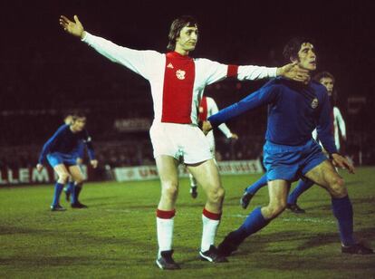 Johan Cruyff, marcado por el madridista Goyo Benito, en la ida de la semifinal de la Copa de Europa en Ámsterdam en 1973.
