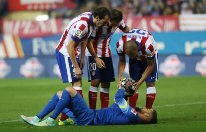 Moy&aacute;, guardameta del Atl&eacute;tico, entrega el bal&oacute;n a su compa&ntilde;ero de equipo Miranda. 