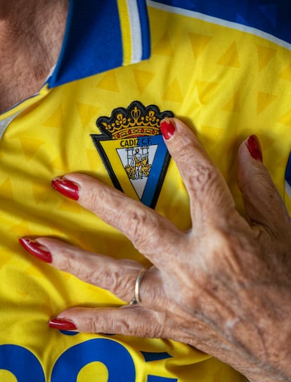 Josefa Moreno, también conocida como la Tata Pepa por los aficionados cadistas, con la camiseta de su equipo, del que se convirtió en forofa cuando llevaba a sus hijos al fútbol.