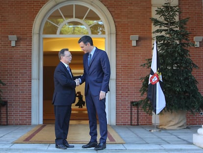 El presidente del Gobierno, Pedro Sánchez, recibe, en el palacio de la Moncloa, al presidente de Ceuta, Juan Jesús Vivas, en diciembre de 2018.