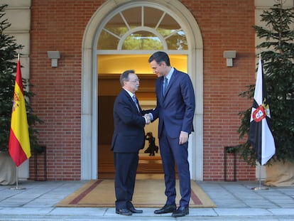 El presidente del Gobierno, Pedro Sánchez, recibe, en el palacio de la Moncloa, al presidente de Ceuta, Juan Jesús Vivas, en diciembre de 2018.