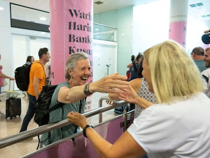 Los turistas españoles retenidos en Etiopía, a su llegada en el aeropuerto Josep Tarradellas de Barcelona, este domingo.