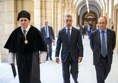 El lehendakari Iñigo Urkullu y el rector de la Universidad de Deusto, José María Guibert, a la izquierda, antes de la inauguración del curso académico.