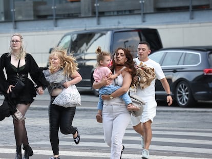 Unas personas salían corriendo del centro comercial en el que se ha producido el tiroteo, este domingo en Copenhague (Dinamarca).