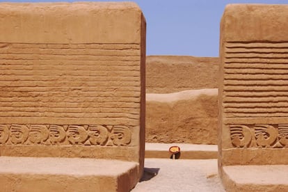 En la desértica costa del norte de Perú, junto a la localidad de Trujillo, perfiladas murallas de barro aún custodian el acceso al palacio de Nik An, uno de los mejor conservados de la ciudadela de Chan Chan, capital del Imperio Chimú desde del 700 a 1470. Sólidos muros de color pajizo levantados con resistente adobe entrelazado que rodeaban una sucesión de galerías, estancias y patios ceremoniales en torno a una gran plaza, con engalanadas balaustradas y bajorrelieves de fino acabado. Chan Chan está considerada la ciudad de barro más grande de la América precolombina: llegó a contar con una población de unos 60.000 habitantes y una extensión de unos 20 kilómetros cuadrados. Más información: <a href="https://chanchan.gob.pe/" target="_blank">chanchan.gob.pe</a>