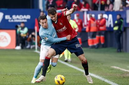 Javier Manquillo (i) disputa un balón con Ante Budimir, durante el Osasuna-Celta de este domingo.