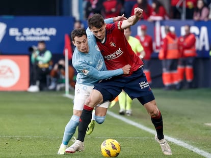 Javier Manquillo (i) disputa un balón con Ante Budimir, durante el Osasuna-Celta de este domingo.