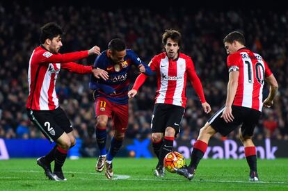 Neymar, envoltat de jugadors de l'Athletic, Bóveda, Beñat i De Marcos, en el partit d'anada.