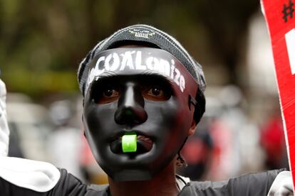 Un activista ambiental lleva una máscara durante una protesta contra una planta de carbón planificada en Nairobi (Kenia).