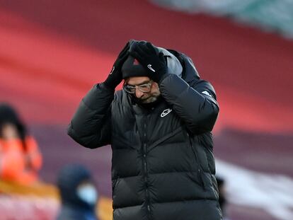 Jurgen Klopp se lamenta durante el partido entre el Liverpool y el Manchester City en Anfield el pasado domingo.