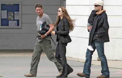 Angelina Jolie con Mark Billingham y su hermano (que lleva a Maddox en brazos), en 2007.