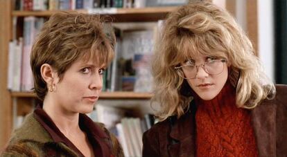 Carrie Fisher (i) con Meg Ryan en un fotograma de &#039;Cuandro Harry encontr&oacute; a Sally&#039;.