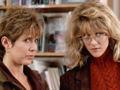 Carrie Fisher (i) con Meg Ryan en un fotograma de &#039;Cuandro Harry encontr&oacute; a Sally&#039;.