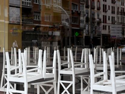 Sillas sobre las mesas en un restaurante de Madrid, cerrado por el coronavirus.