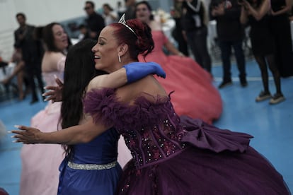 Las mujeres bailaron el tradicional vals con sus familiares.