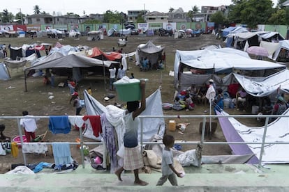 Cientos de familias que perdieron sus hogares se refugiaban en el Estadio de Gabion, en Los Cayos, tras el seísmo. Los damnificados ataron maderas y mantas para guarecerse de las inclemencias del tiempo, tras el paso de la tormenta tropical Grace.